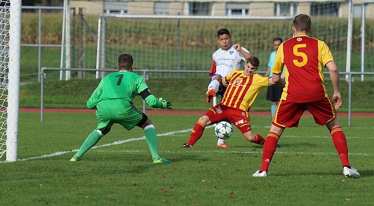<em>Einer gegen drei:</em> FC-Othmarsingen-Akteur Marc Isler (weisses Dress) beschäftigt beim damaligen 3:2-Auswärtssieg gleich mehrere Mellinger Spieler. Foto: Ruedi Burkart