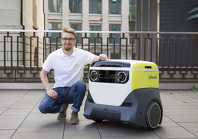 <em>Beim Projekt Lieferroboter an vorderster Front dabei: </em>Der Staufner ETH-Student Lucien Erdin mit dem «adero». Foto: zvg