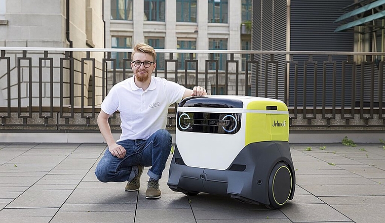 <em>Beim Projekt Lieferroboter an vorderster Front dabei: </em>Der Staufner ETH-Student Lucien Erdin mit dem «adero». Foto: zvg