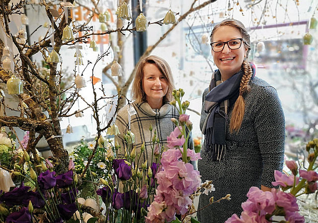 Zufrieden mit dem neuen Verkaufskonzept: Silvia Schneider und Valerie Dietiker vom Laden Blumen Impression an der Lenzburger Rathausgasse. Foto: Fritz Thut