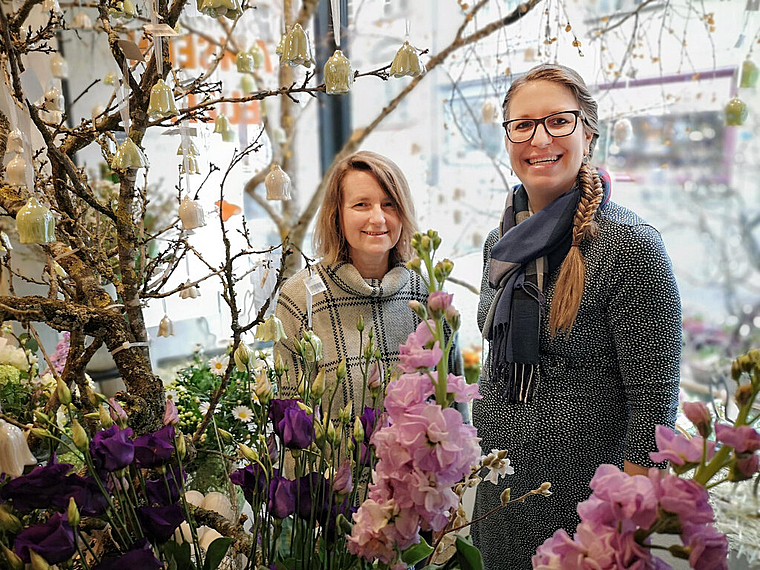 Zufrieden mit dem neuen Verkaufskonzept: Silvia Schneider und Valerie Dietiker vom Laden Blumen Impression an der Lenzburger Rathausgasse. Foto: Fritz Thut