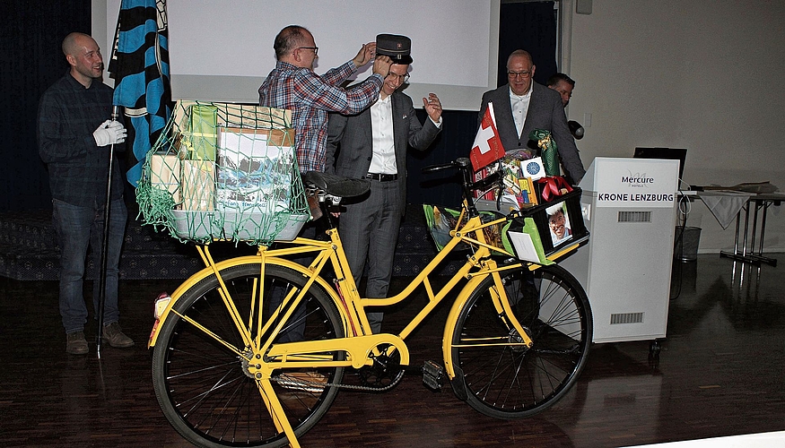 Stefan Regli wird Besitzer eines raren Postvelos.Foto: Debora Hugentobler