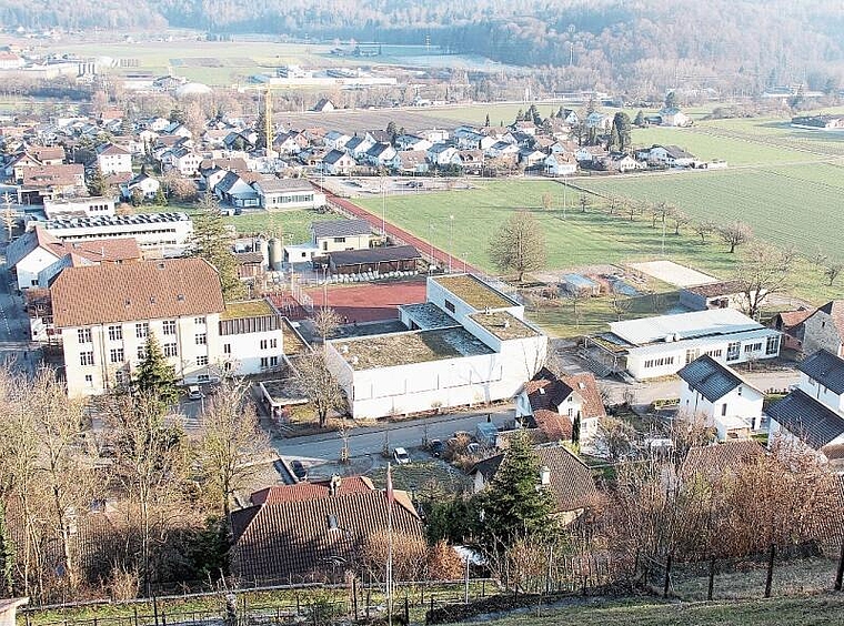 Aufwendige Suche nach sechs neuen Klassenzimmern: Im Schulhausareal Staufen bieten sich mehrere Lösungen an. Foto: Alfred Gassmann