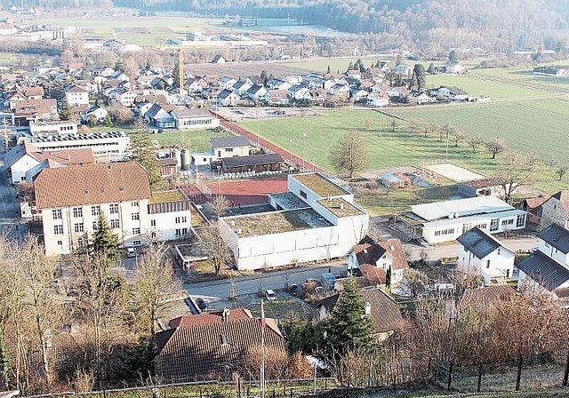 Aufwendige Suche nach sechs neuen Klassenzimmern: Im Schulhausareal Staufen bieten sich mehrere Lösungen an. Foto: Alfred Gassmann