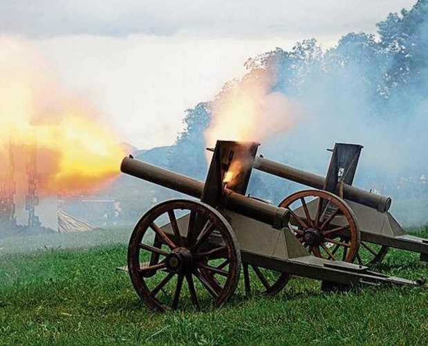 Die Artillerie feuerte wacker.  Foto:  Rinaldo Feusi