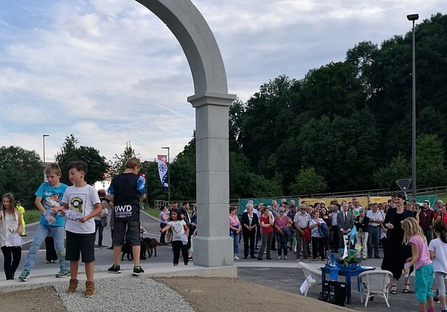 Bepflanzung: Kinder streuen an der Einweihung Samen rund um den Torbogen im neuen Kreisel Bifang.