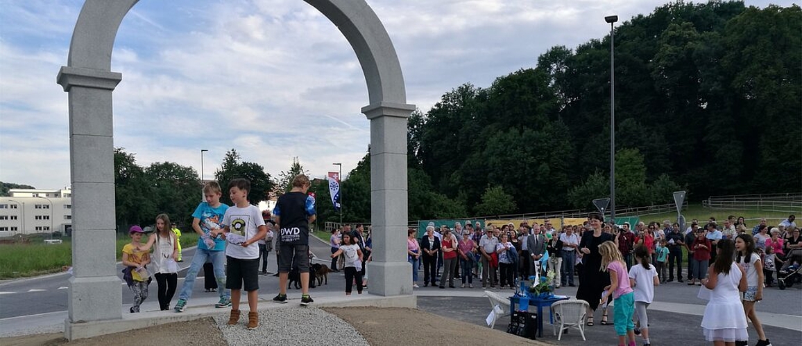 Bepflanzung: Kinder streuen an der Einweihung Samen rund um den Torbogen im neuen Kreisel Bifang.