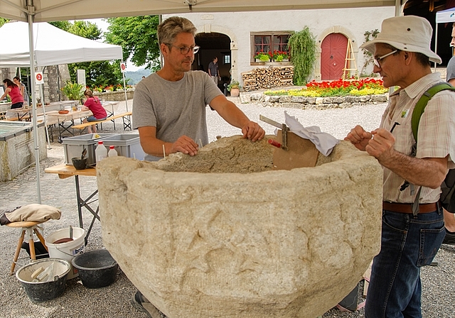 <em>Steinrestaurierung:</em> Der Aarauer Steinbildhauer Andreas Aeschbach zeigte anhand des Taufsteines, der als Sensationsfund auf Schloss Lenzburg beschrieben wurde, wie Schäden an Objekten wieder behoben werden können. Fotos: Peter Winkelmann