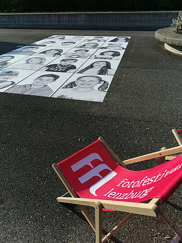 60 Kinderporträts: Ausstellung «InsideOut» auf dem Parkhausdach beim «Schneeflöcklihaus». Foto: Fritz Thut