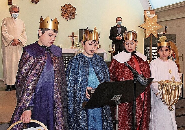 In der Kirche Seon: Die Sternsinger beten mit den Gläubigen. Foto: Thomas Hostettler