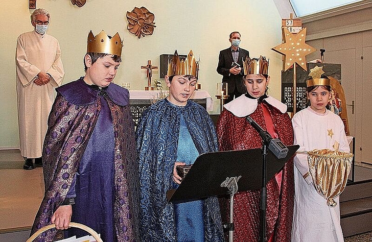 In der Kirche Seon: Die Sternsinger beten mit den Gläubigen. Foto: Thomas Hostettler