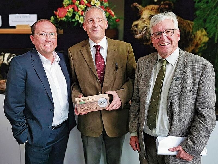 Neues Ehrenmitglied: Der scheidende Vizepräsident Thomas Laube wird flankiert vom Seenger Gemeindeammann Jörg Bruder und von AJV-Präsident Rainer Klöti. Foto: Fritz Thut