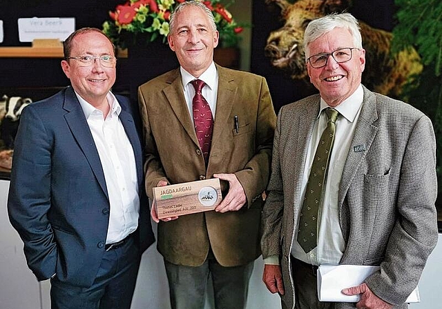 Neues Ehrenmitglied: Der scheidende Vizepräsident Thomas Laube wird flankiert vom Seenger Gemeindeammann Jörg Bruder und von AJV-Präsident Rainer Klöti. Foto: Fritz Thut