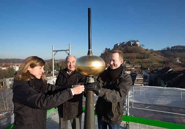 Bauleiterin Jolanda Hofmann, Baukommissionsmitglied Peter Schild, Kirchenpflegepräsdent Johannes Burger bei der Montage in luftiger Höhe. Foto: Pascal Meier