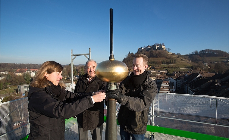Bauleiterin Jolanda Hofmann, Baukommissionsmitglied Peter Schild, Kirchenpflegepräsdent Johannes Burger bei der Montage in luftiger Höhe. Foto: Pascal Meier