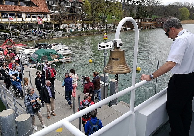 Bereits viele Passagiere: Die Hallwilersee-Rundfahrt der MS Brestenberg macht Halt bei der «Seerose».