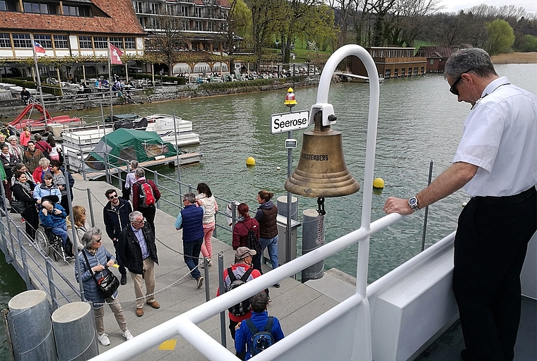 Bereits viele Passagiere: Die Hallwilersee-Rundfahrt der MS Brestenberg macht Halt bei der «Seerose».