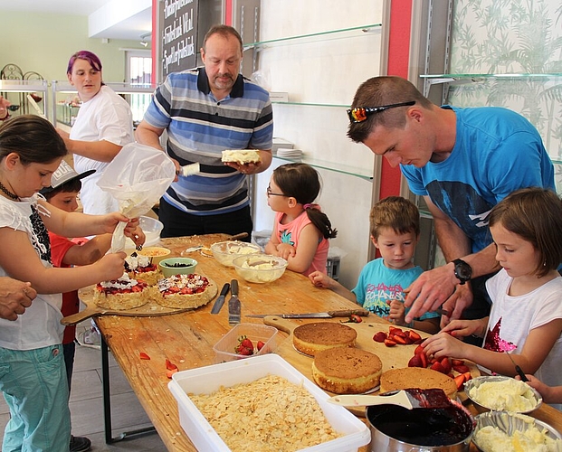 <em>Zum Muttertag:</em> Unter Anleitung von Konditorin Raffaela Boschetti erstellten Kinder am Samstag in der Konditorei Lehmann in Brunegg 50 Erdbeertorten für ihre Mütter. Fotos. Alfred Gassmann
