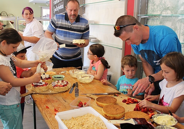 <em>Zum Muttertag:</em> Unter Anleitung von Konditorin Raffaela Boschetti erstellten Kinder am Samstag in der Konditorei Lehmann in Brunegg 50 Erdbeertorten für ihre Mütter. Fotos. Alfred Gassmann
