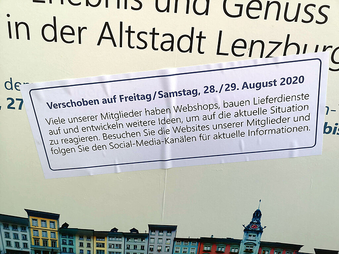 Start verschoben: Aufkleber auf den Plakaten der «Centrum-Tage». Foto: Fritz Thut