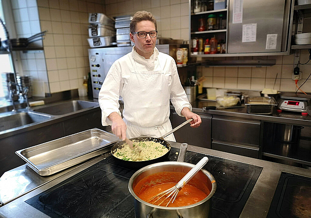 Plant für den Muttertag ein spezielles Menü: «Rebstock»-Wirt Hans-Peter Hauri beim Zubereiten von Takeaway-Zmittag-Menüs. Foto: Fritz Thut