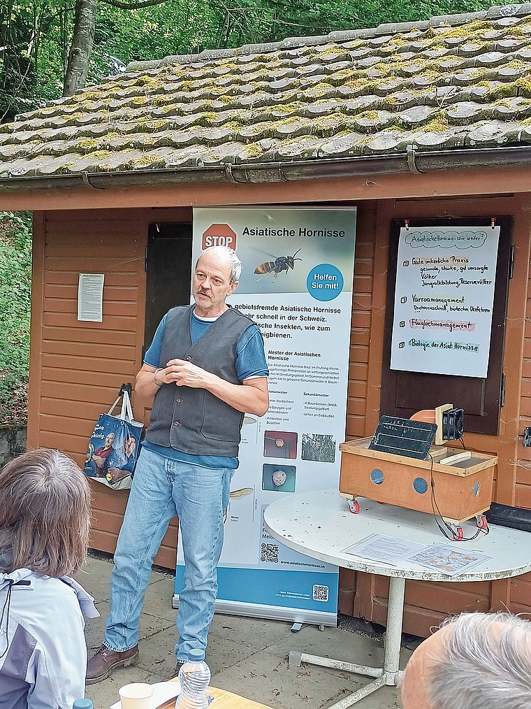 Stefan Neupert, Bieneninspektor und Hornissenexperte, schulte die Imker zur Asiatischen Hornisse.Foto: zvg