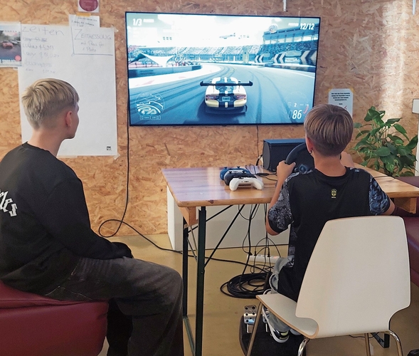 Austausch zwischen Jugendlichen über Rennsimulation.Foto: zvg Austausch zwischen Jugendlichen über Rennsimulation.Foto: zvg