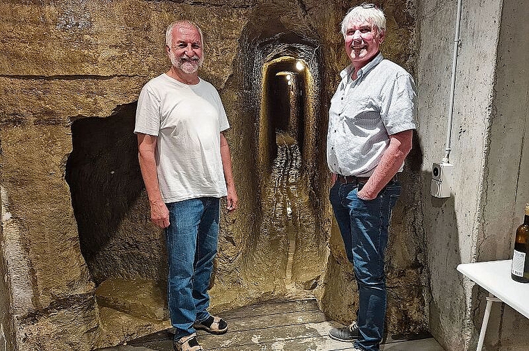 Eindrücklich und in gutem Zustand: André Kreis und Karlfred Nydegger vor den beiden historischen Stollen. Foto: Carolin Frei