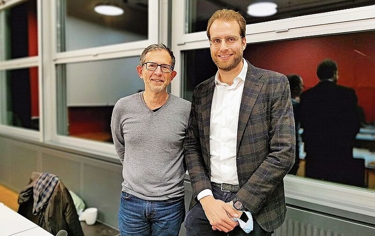 Das neue Präsidium des Einwohnerrats: Vizepräsident Beat Hiller (GLP) und Präsident Remo Keller (SP) nach ihrer Wahl. Foto: Fritz Thut