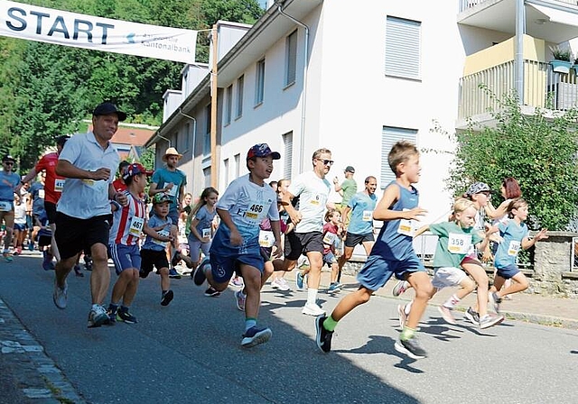 Achtung, fertig, los: Kinder und Eltern starteten gemeinsam beim Familienlauf.Foto: Romi Schmid