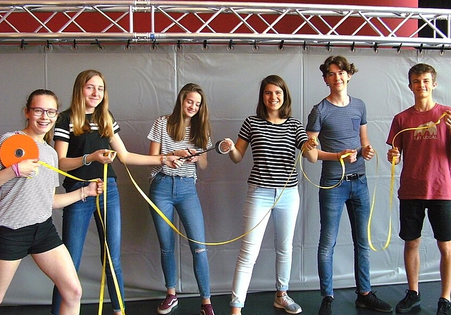 <em>Kreativ und theaterbegeistert:</em> Schüler in der Kulisse von «s0f1e», dem Theater über Sophie Haemmerli-Marti. Foto: Stefanie Osswald