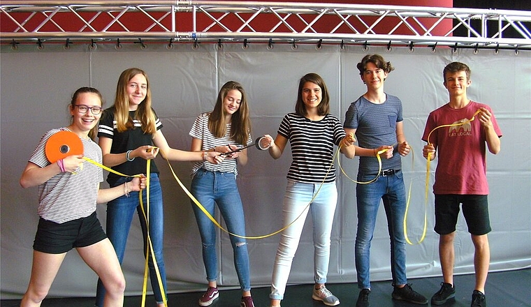 <em>Kreativ und theaterbegeistert:</em> Schüler in der Kulisse von «s0f1e», dem Theater über Sophie Haemmerli-Marti. Foto: Stefanie Osswald