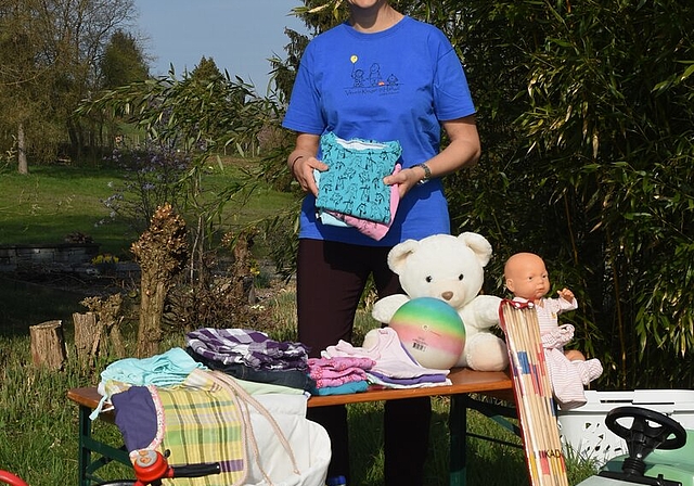 <em>Was an der Kinderkleiderbörse gehandelt wird:</em> Eva Suter, Präsidentin des Vereins Kinder in Hallwil, zeigt verschiedene Gegenstände. Foto: Andreas Walker