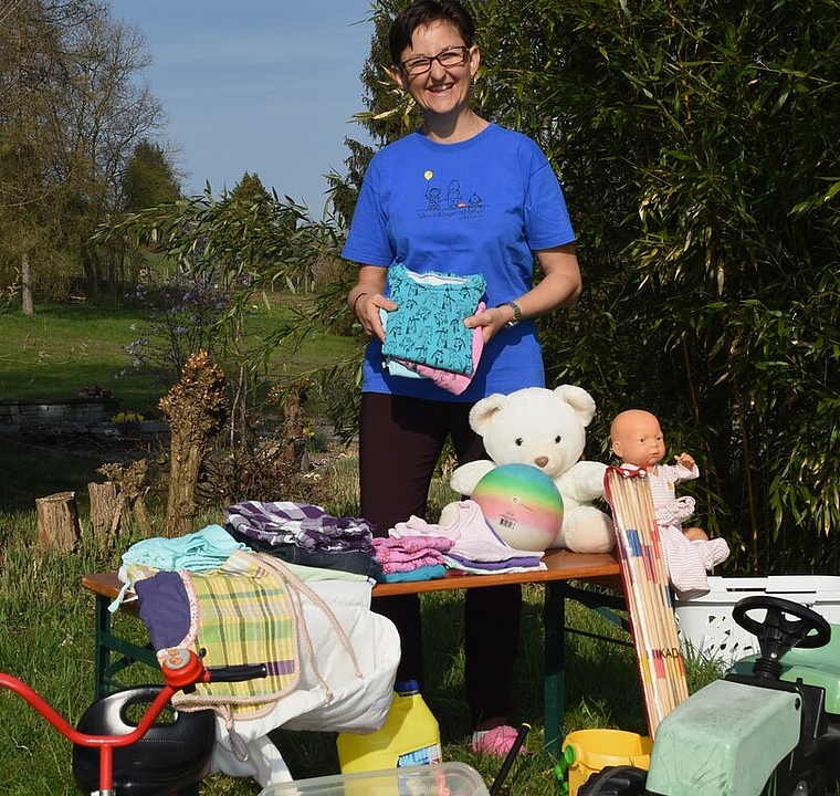 <em>Was an der Kinderkleiderbörse gehandelt wird:</em> Eva Suter, Präsidentin des Vereins Kinder in Hallwil, zeigt verschiedene Gegenstände. Foto: Andreas Walker