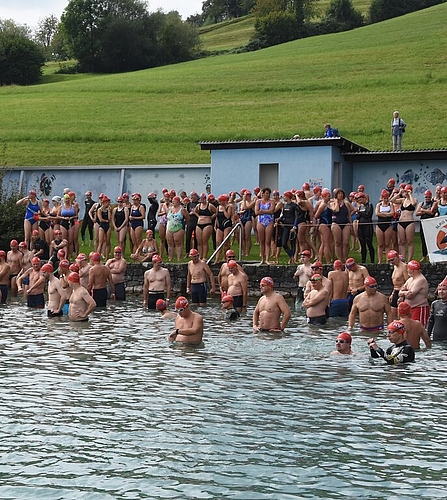 <em>Warten auf den Start:</em> In der Badi Birrwil. <em>Warten auf den Start:</em> In der Badi Birrwil.