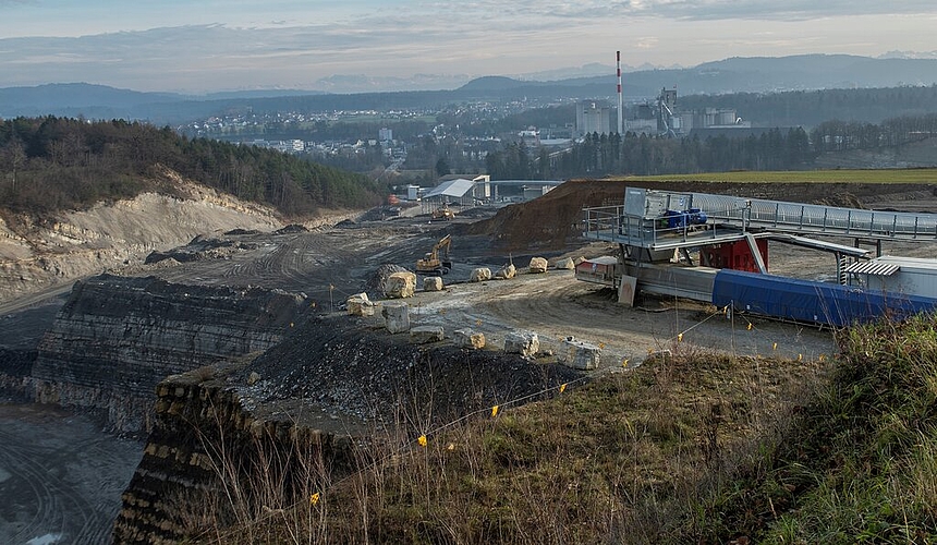 <em>Eine Erweiterung mit Tieferlegung der Abbaugebiete ist für die JCF überlebenswichtig:</em> Blick auf den Jakobsberg.Fotos: Peter Winkelmann
