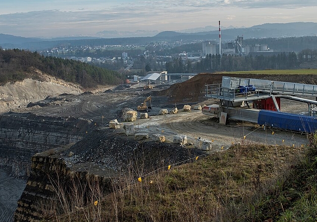 <em>Eine Erweiterung mit Tieferlegung der Abbaugebiete ist für die JCF überlebenswichtig:</em> Blick auf den Jakobsberg.Fotos: Peter Winkelmann
