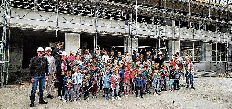 Freude über den Baufortschritt: Schulkinder und Verantwortliche an der Aufrichtefeier des neuen Schulhauses in Birrwil. Foto: Fritz Thut