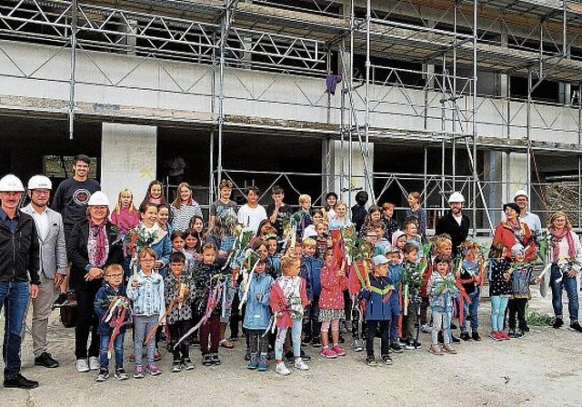 Freude über den Baufortschritt: Schulkinder und Verantwortliche an der Aufrichtefeier des neuen Schulhauses in Birrwil. Foto: Fritz Thut