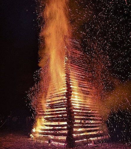 Weit herum sichtbar:  Das Egliswiler Silvesterfeuer loderte stundenlang. Foto: Mirio Kissling