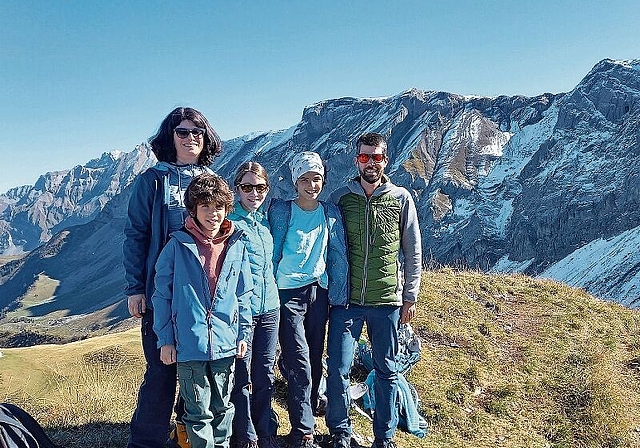 Werden das leerstehende Pfarrhaus wiederbeleben: Christian Bieri mit seiner Frau Marianne und den drei Kindern. Foto: zvg