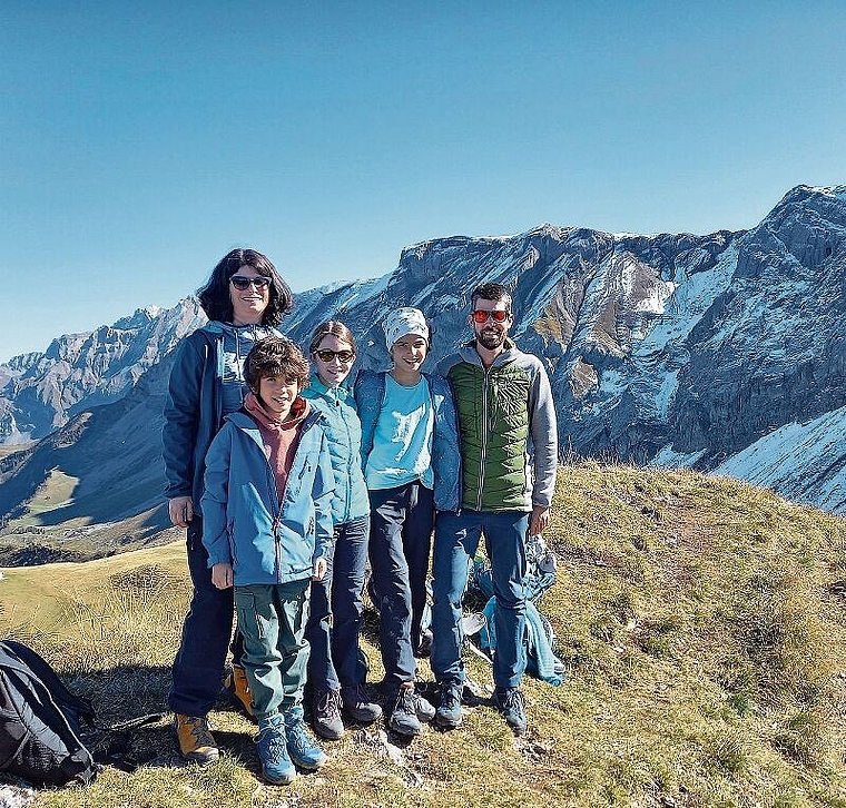 Werden das leerstehende Pfarrhaus wiederbeleben: Christian Bieri mit seiner Frau Marianne und den drei Kindern. Foto: zvg