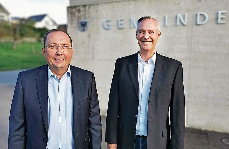 Freude über den guten Rechnungsabschluss 2021: Der Seenger Gemeindeammann Jörg Bruder und der neue Leiter Finanzen, Dieter Stäger, vor dem Gemeindehaus. Foto: Fritz Thut