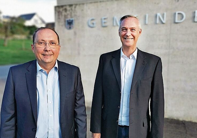 Freude über den guten Rechnungsabschluss 2021: Der Seenger Gemeindeammann Jörg Bruder und der neue Leiter Finanzen, Dieter Stäger, vor dem Gemeindehaus. Foto: Fritz Thut