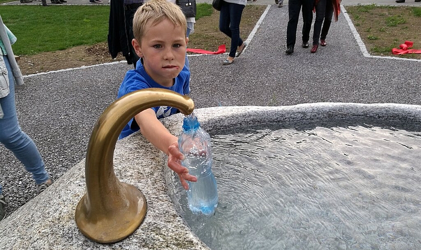 Begehrter Wasserspender: Der neue Brunnen auf dem neuen Brunegger Dorfplatz.
