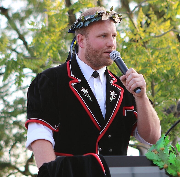 <em>Gerührt: </em>Mario Thürig bedankt sich für den rauschenden Empfang. Foto: zvg