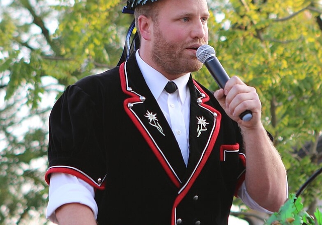 <em>Gerührt: </em>Mario Thürig bedankt sich für den rauschenden Empfang. Foto: zvg