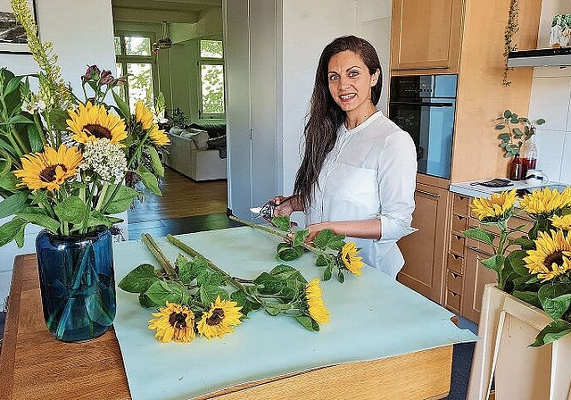 Die frisch geschnittenen Blumen werden unverzüglich verarbeitet: Huma Ahmad-Barras beim Bereitstellen für den Versand. Foto: Carolin Frei