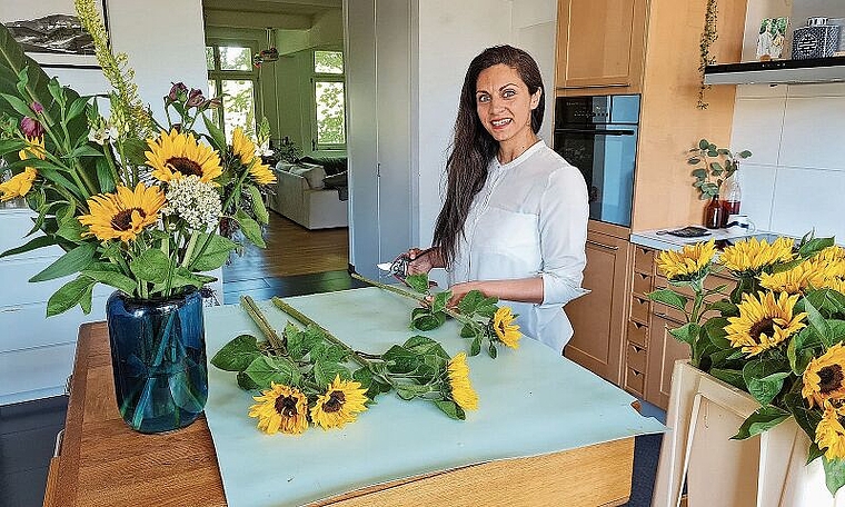 Die frisch geschnittenen Blumen werden unverzüglich verarbeitet: Huma Ahmad-Barras beim Bereitstellen für den Versand. Foto: Carolin Frei