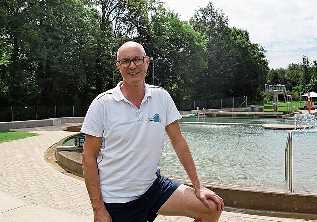 Sorgt für reibungslosen Badi-Spass: Christof Hübscher ist seit 23 Jahren Badmeister im Schwimmbad Lenzburg. Foto: zvg